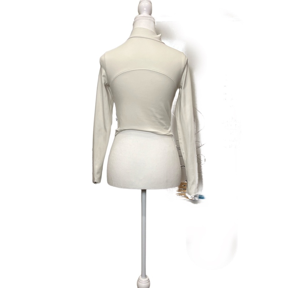 Long sleeve, turtle neck cropped athletic top